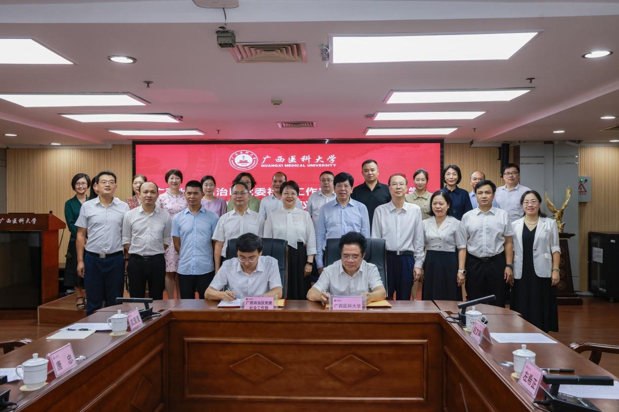 图2 郑胜景副部长与曾志羽校长代表双方签字.jpg 英国上市公司365