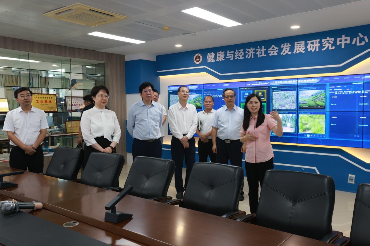 图6 自治区党委社会工作部考察健康服务与研究中心.jpg 英国上市公司365