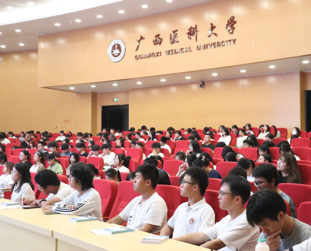 2024级新生入学教育3.jpg 英国上市公司365