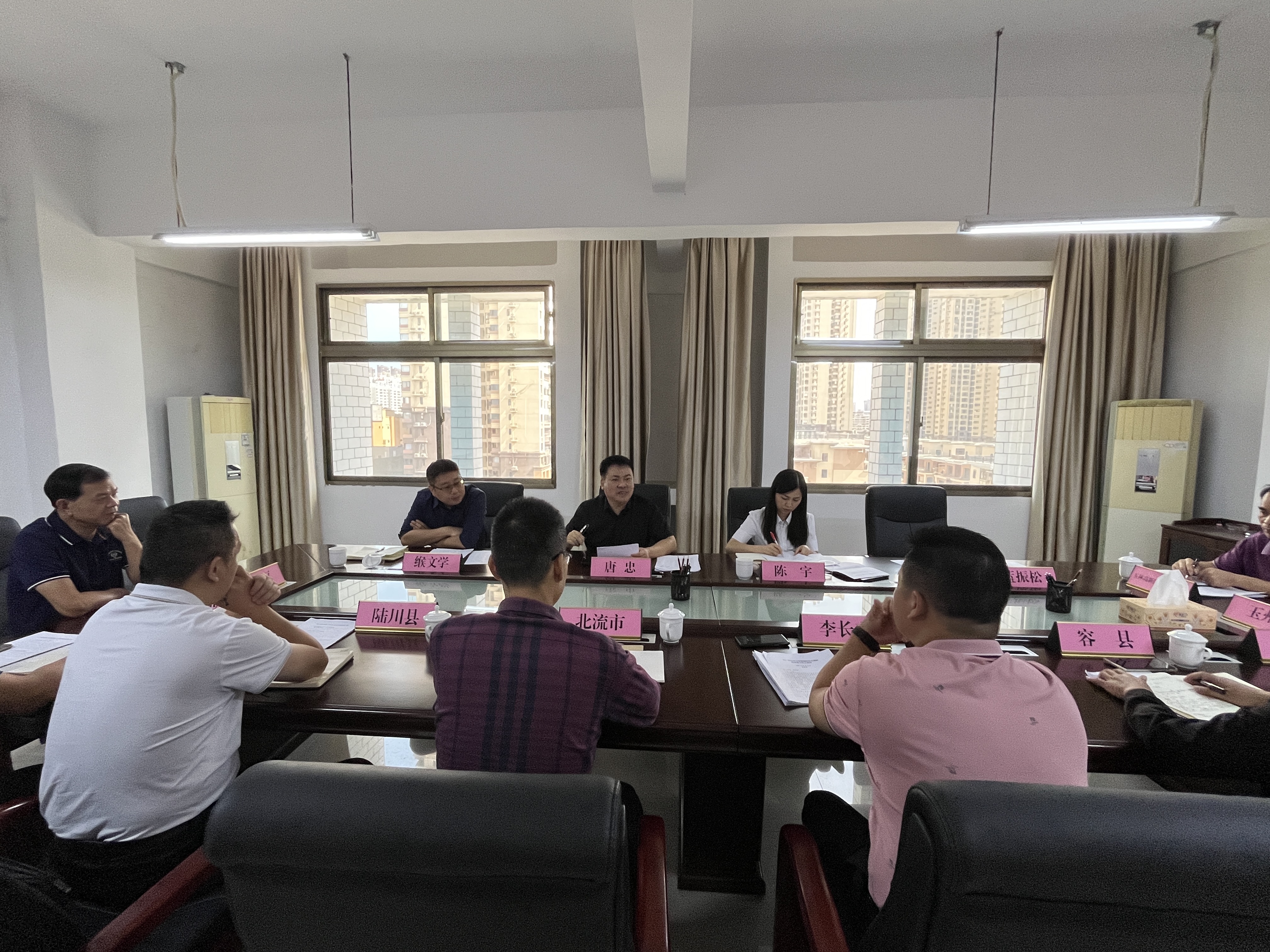 图1 与玉林市委社会工作部座谈.jpg 英国上市公司365