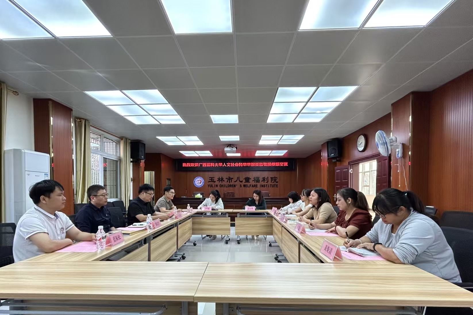 图2 走访玉林市儿童福利院.jpg 英国上市公司365